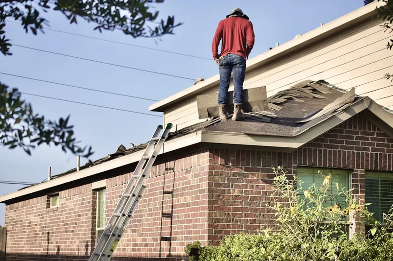 Professional roofer working on a residential roof in Lima